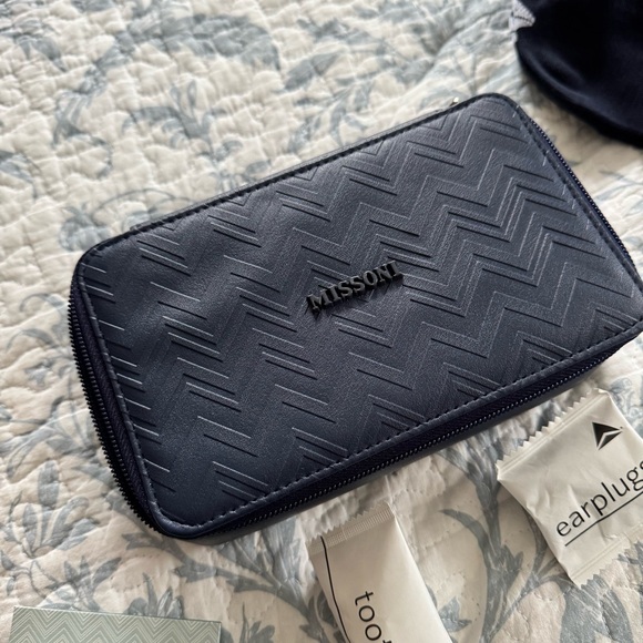 Missoni Delta One Airlines Toiletry Kit Bag, LIKE-NEW - Picture 7 of 7